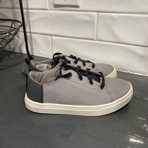TOMS boys size 12